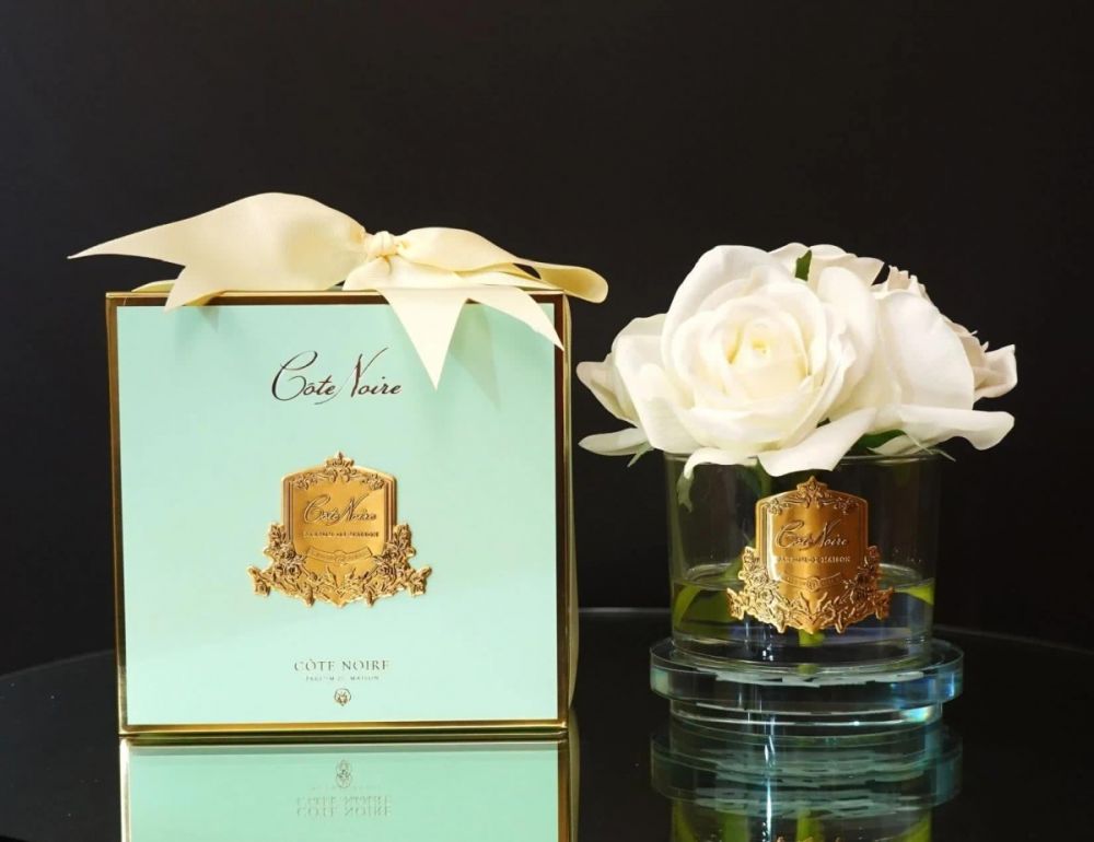 FIVE ROSE white jade box    Букет из 5 роз ароматизированный, цвет белый прозрачная ваза, 1 спрей  15 м